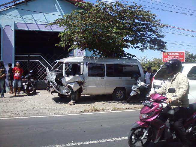 20140723_163853_mobil-travel-hancur-banyuwangi.jpg