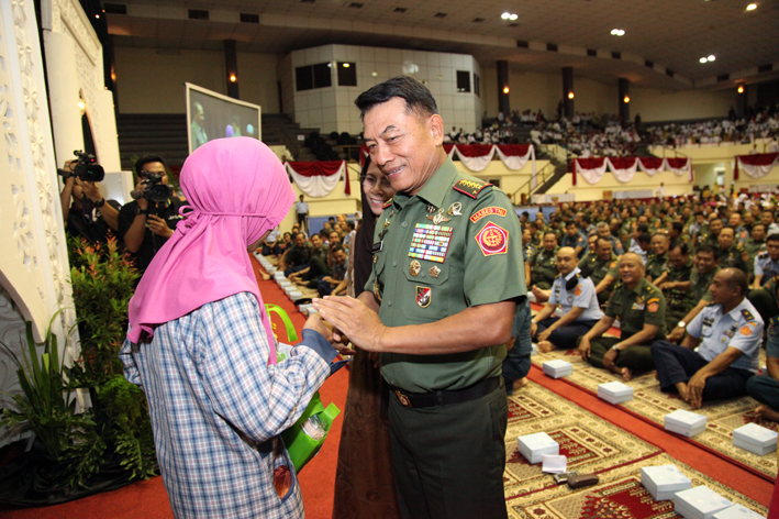 20140723_220840_panglima-tni-buka-puasa-bersama-2000-anak-yatim-se-jabodetabek.jpg