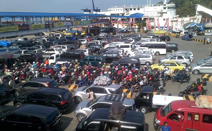 20140725_170003_antrean-mobil-di-merak.jpg