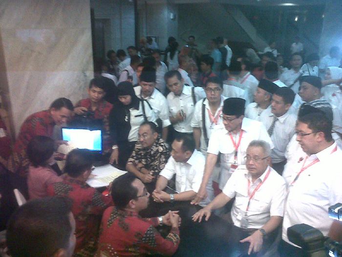 20140725_222515_tim-hukum-prabowo-hatta-daftarkan-gugatan-ke-mk.jpg