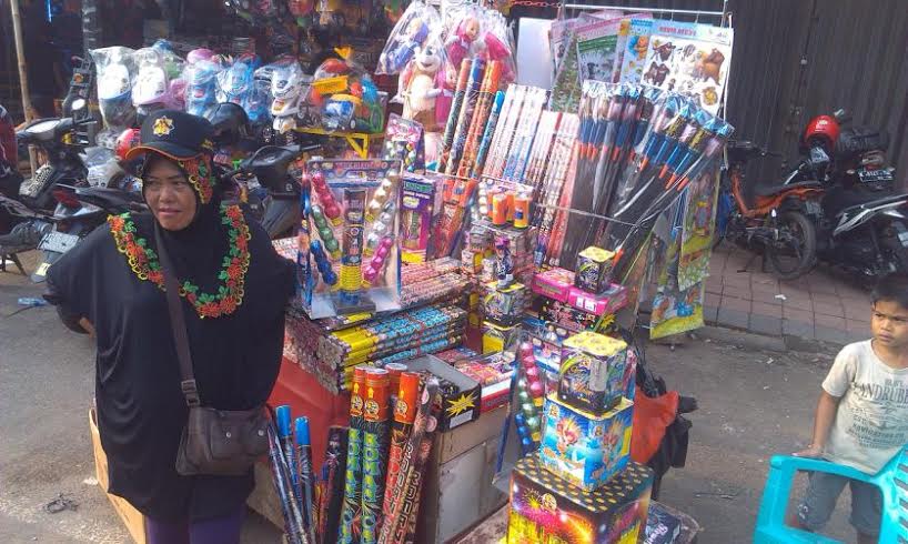 20140728_011703_pedagang-petasan-pasar-gembrong.jpg