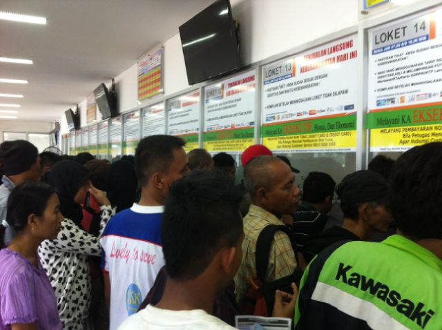 20140730_151612_suasana-arus-balik-di-stasiun-pasar-senen.jpg