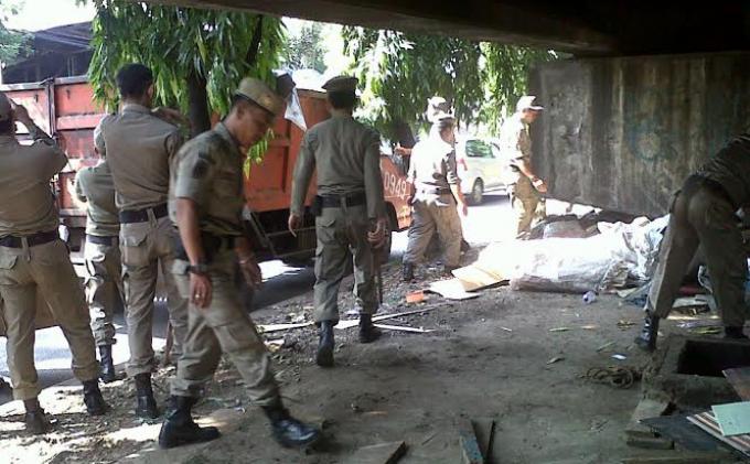 20140730_165224_satpol-pp-ratakan-lapak-pkl-yang-ditinggal-mudik.jpg