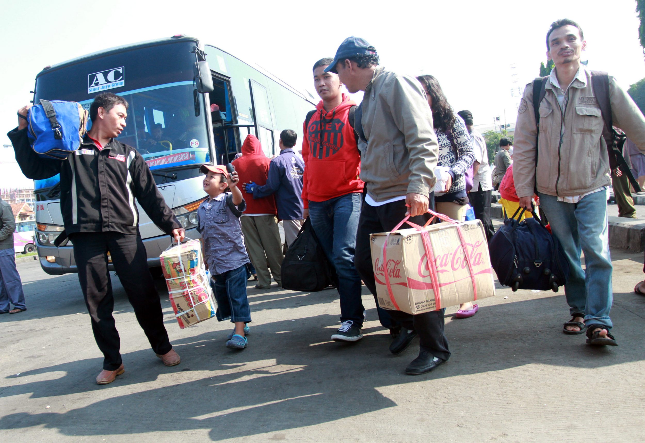 20140802_182516_suasana-kembalinya-pemudik-di-terminal-pulogadung.jpg