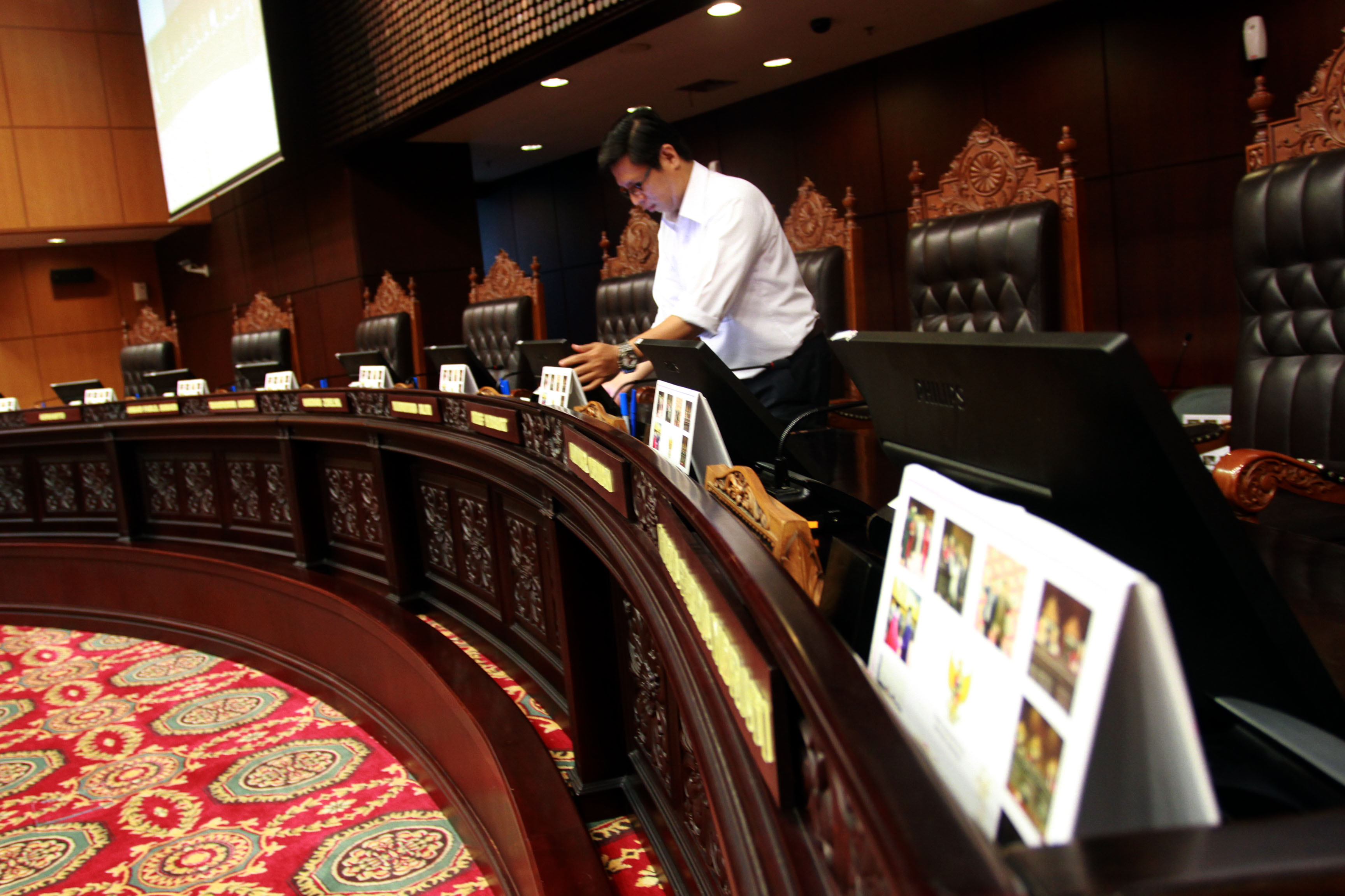 20140805_204502_persiapan-ruang-sidang-mk.jpg