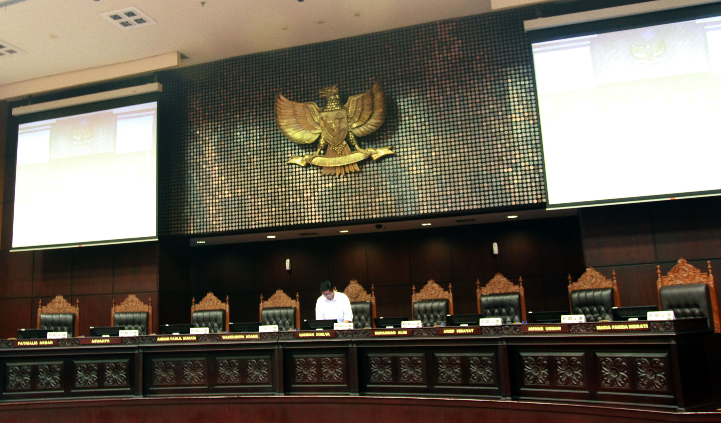 20140805_204648_persiapan-ruang-sidang-mk.jpg