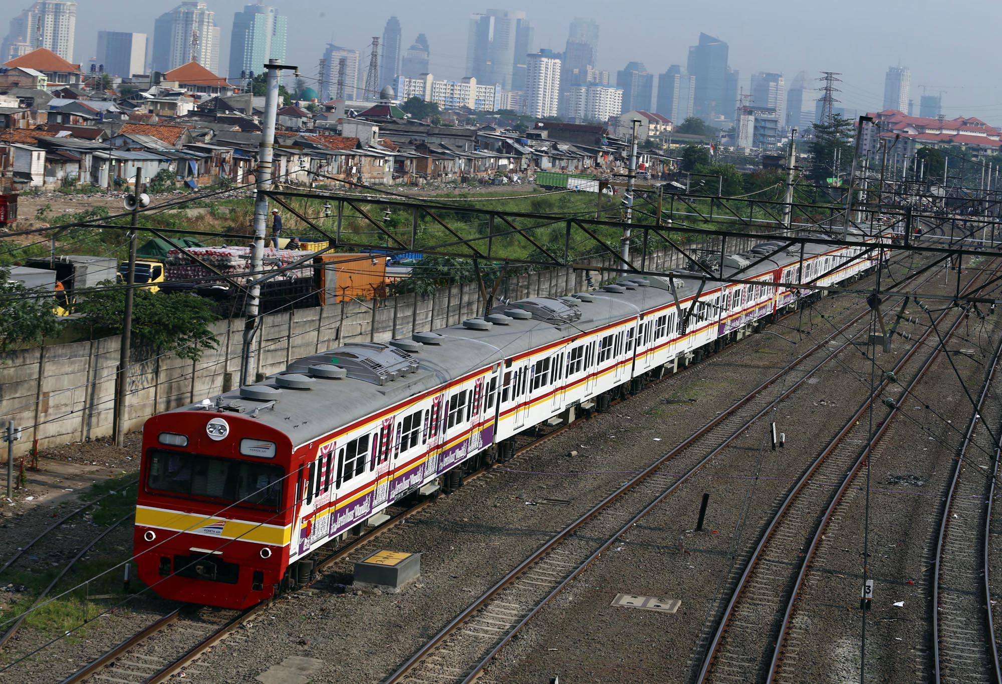 20140808_192851_penumpang-krl-jurusan-bogor-penuh-sesak.jpg