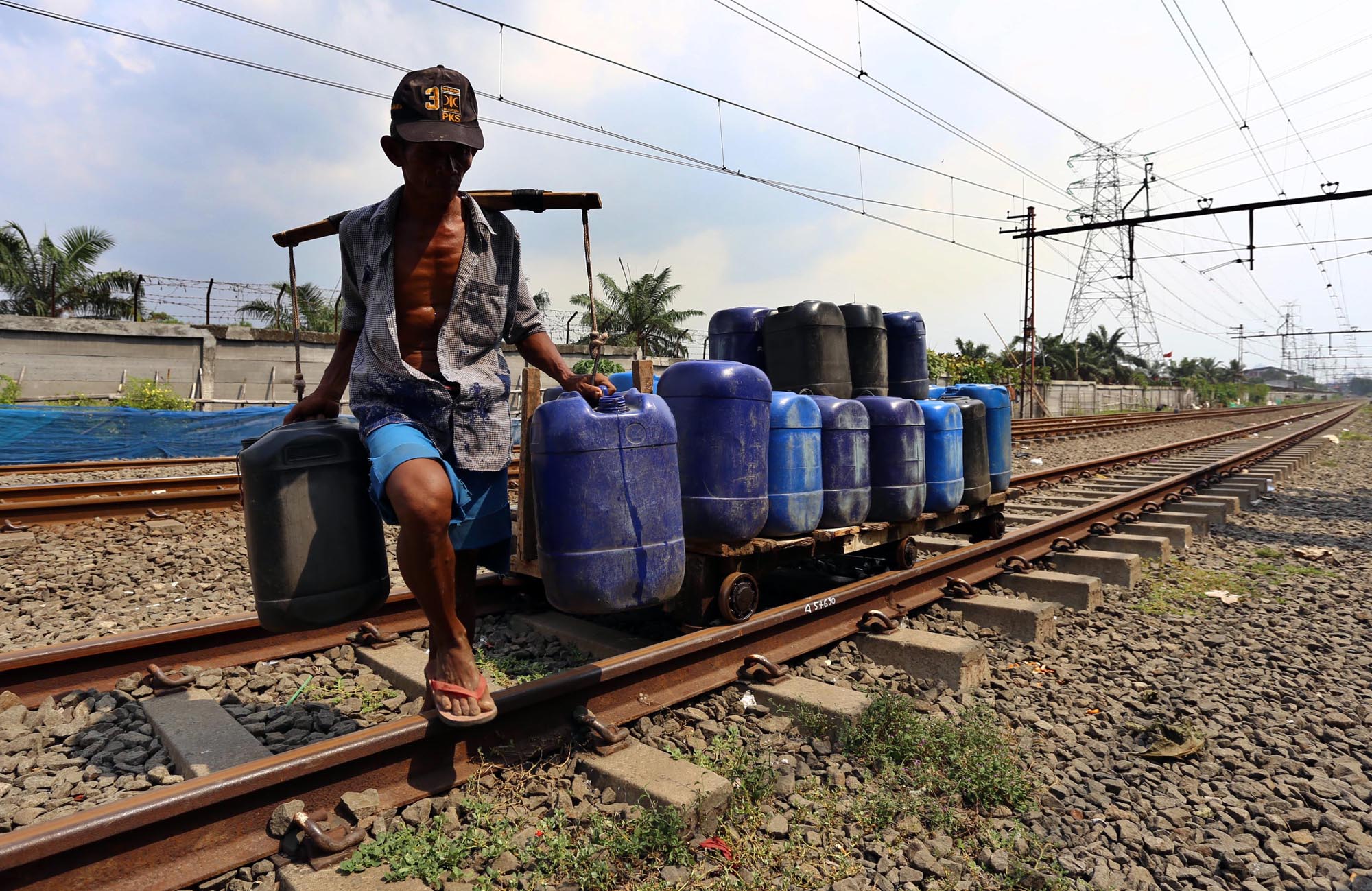 20140811_192546_warga-bantaran-rel-kesulitan-air-bersih.jpg