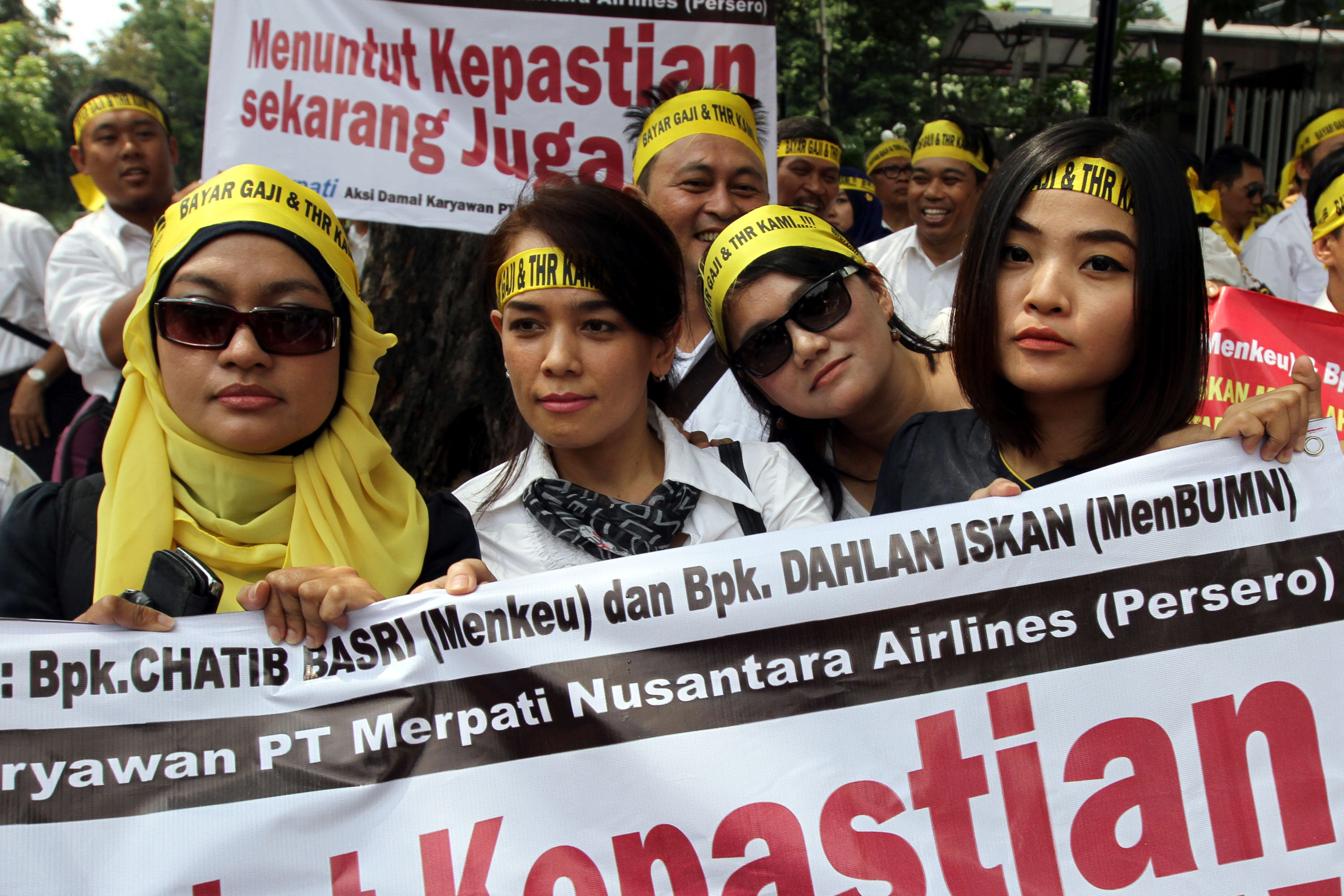 20140812_174612_unjuk-rasa-pegawai-merpati-tuntut-pembayaran-gaji-dan-thr.jpg