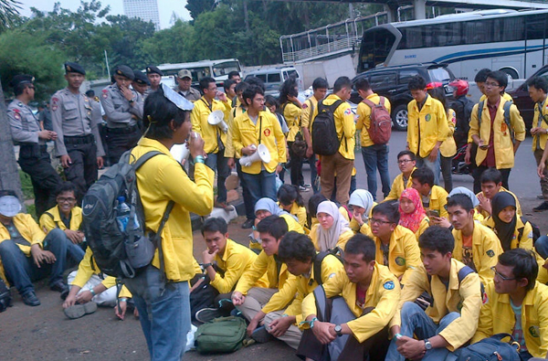 20140814_115438_mahasiswa-ui-demo-polda-minta-sithok-srengenge.jpg