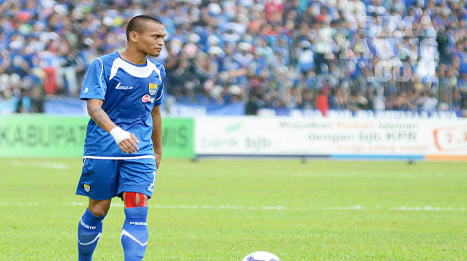 20140815_152213_striker-persib-bandung-ferdinand-alfred-sinaga.jpg