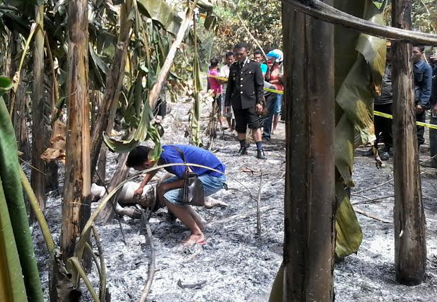 20140817_161526_proses-evakuasi-m-hatta-70-warga-dusun-banmotor.jpg