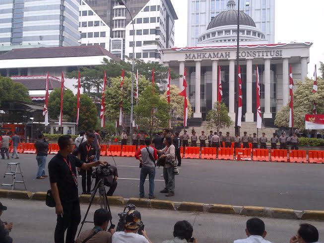 20140821_120602_suasana-di-depan-gedung-mk.jpg