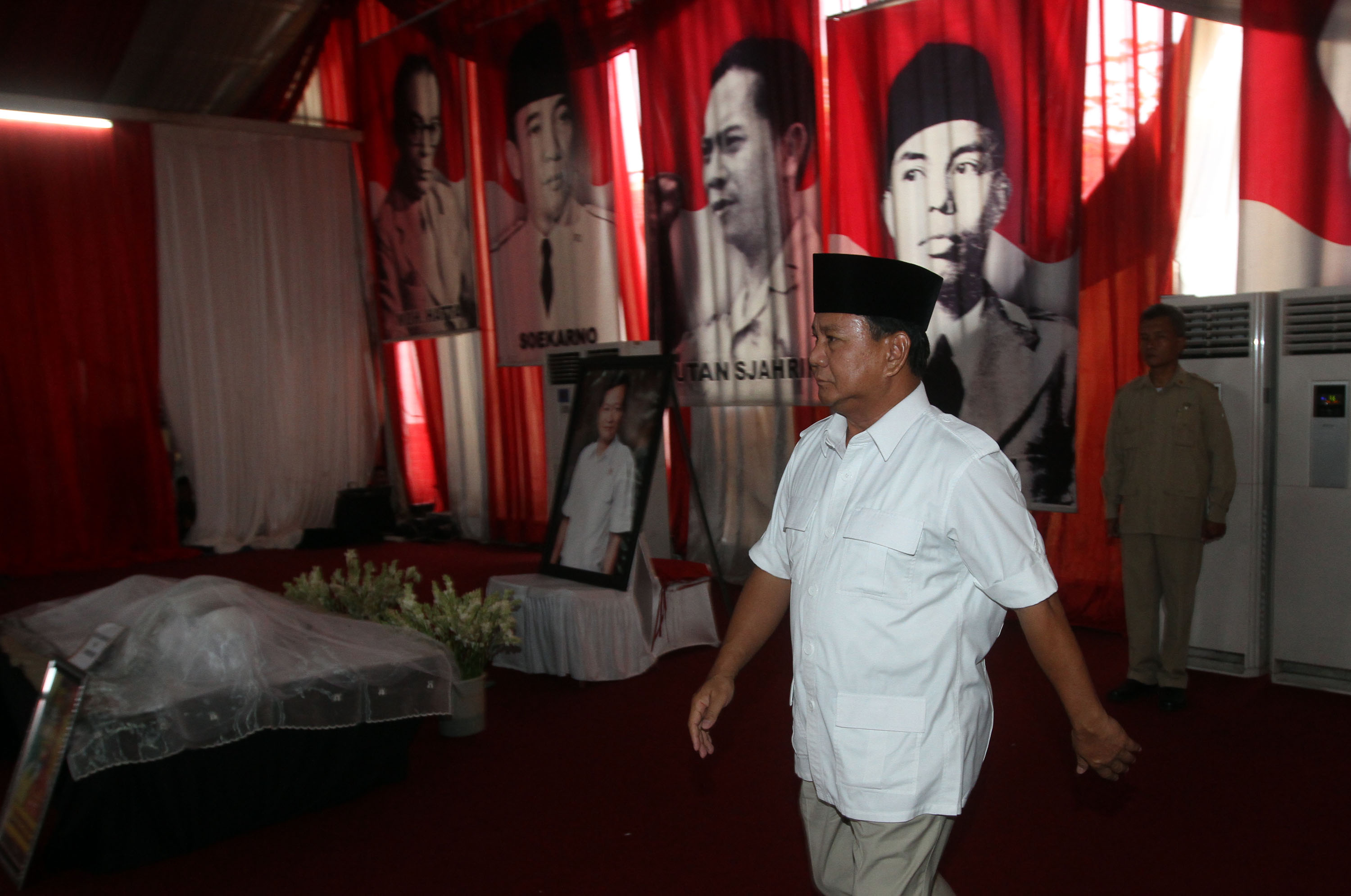 20140829_104833_upacara-penghormatan-jenazah-ketum-gerinda-suhardi.jpg