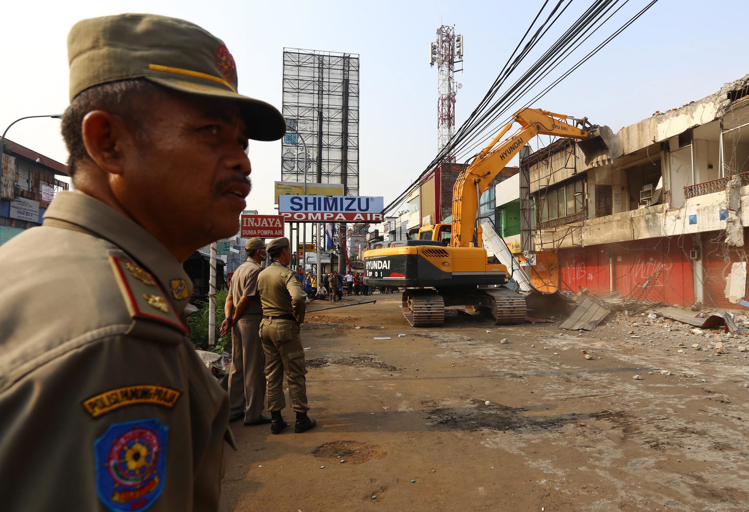 20140904_144348_gunakan-alat-berat-penertiban-bangunan-di-rs-fatmawati.jpg