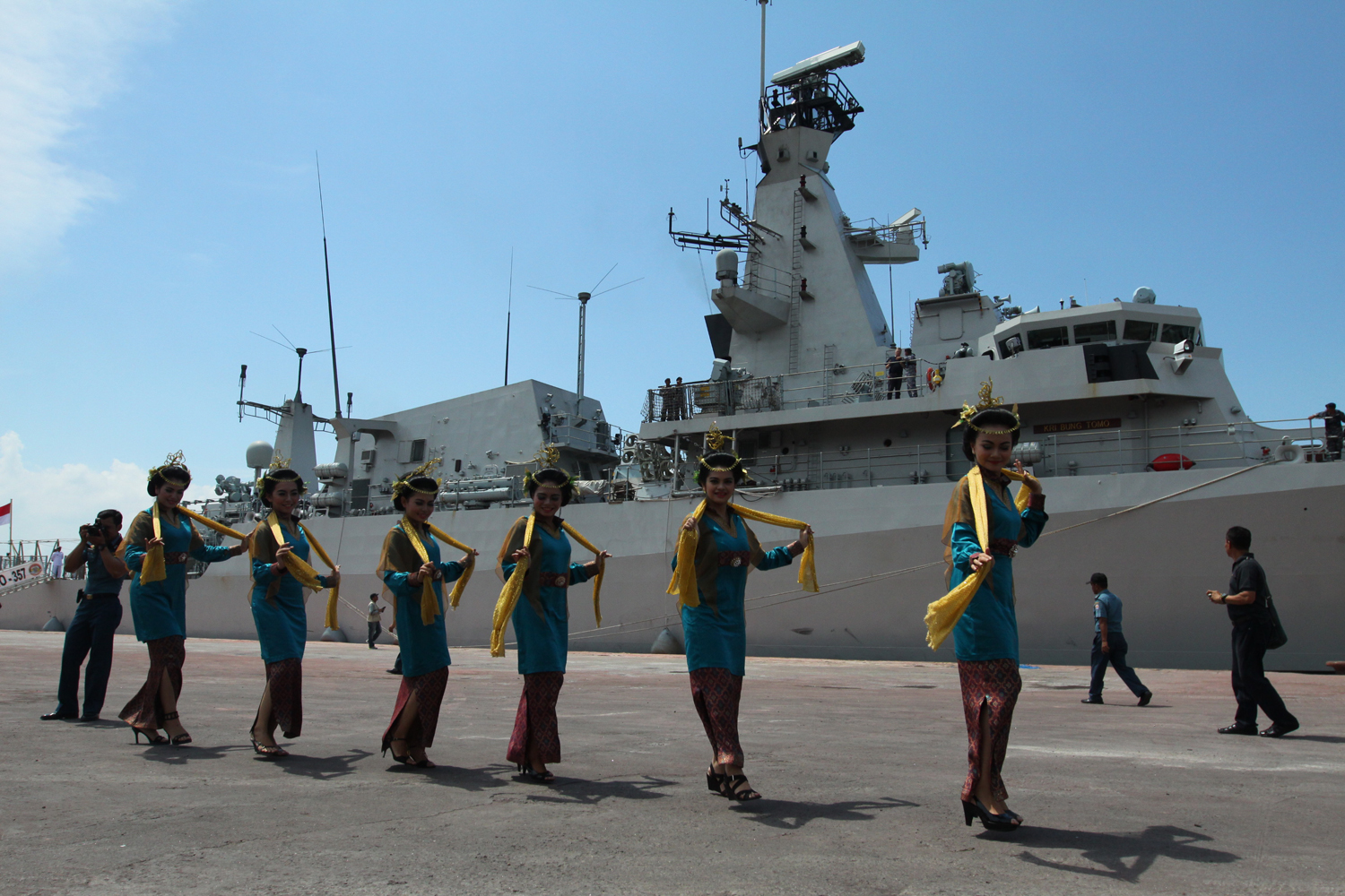 20140908_213216_kapal-kri-bung-tomo-tiba-di-dermaga-pelabuhan-belawan.jpg