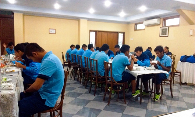 20140912_154056_timnas-u19-makan-siang-di-halim.jpg