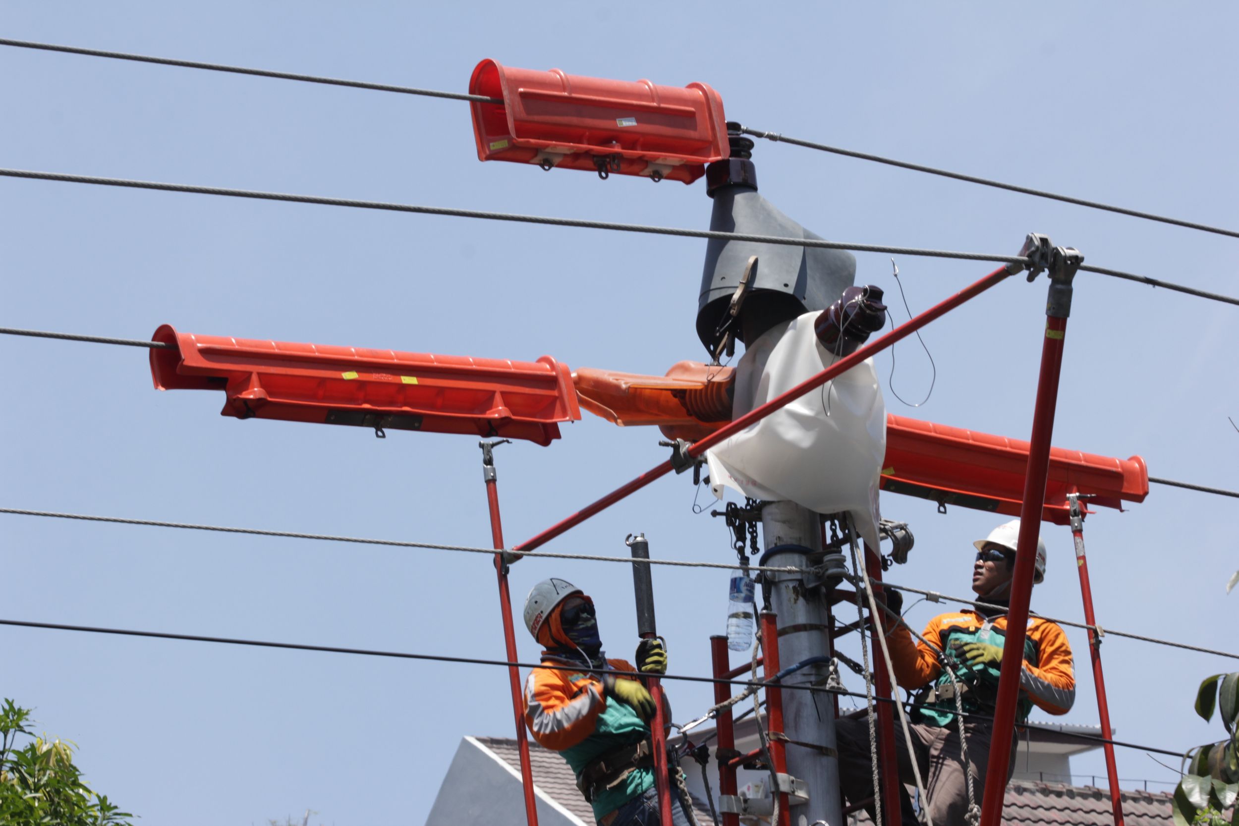 20140912_161902_pegugas-pln-perbaiki-jaringan-listrik.jpg