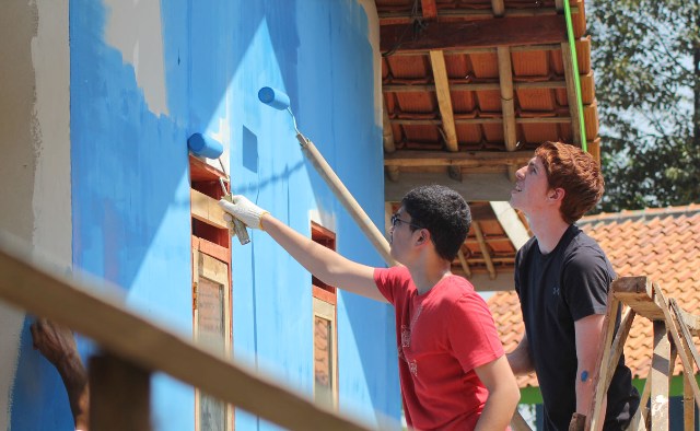20140914_145655_pelajar-jis-mengecat-rumah-warga.jpg