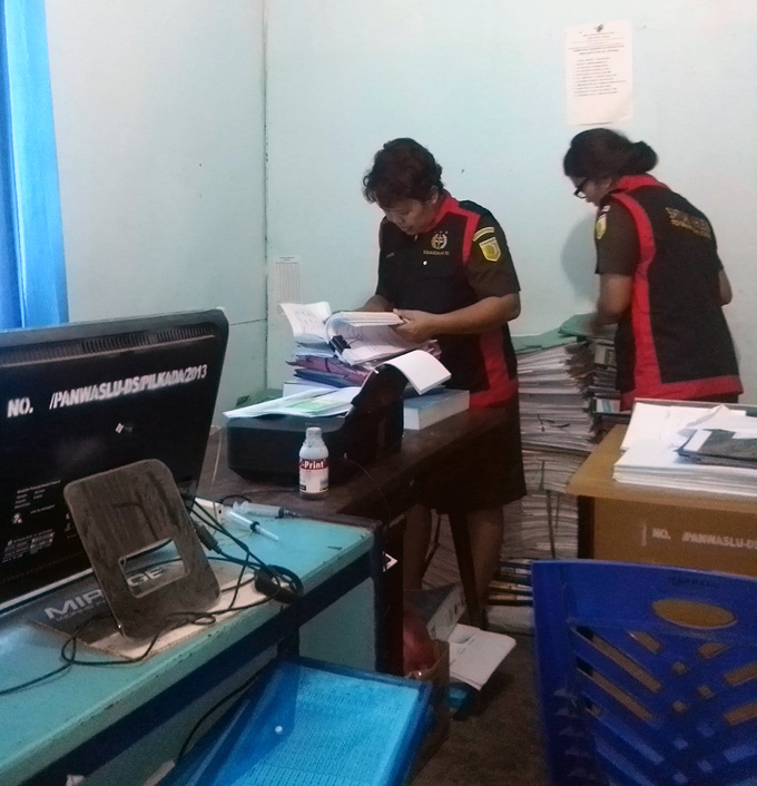 20140917_113417_kantor-panwaslu-kabupaten-deli-serdang-digeledah-kejari.jpg