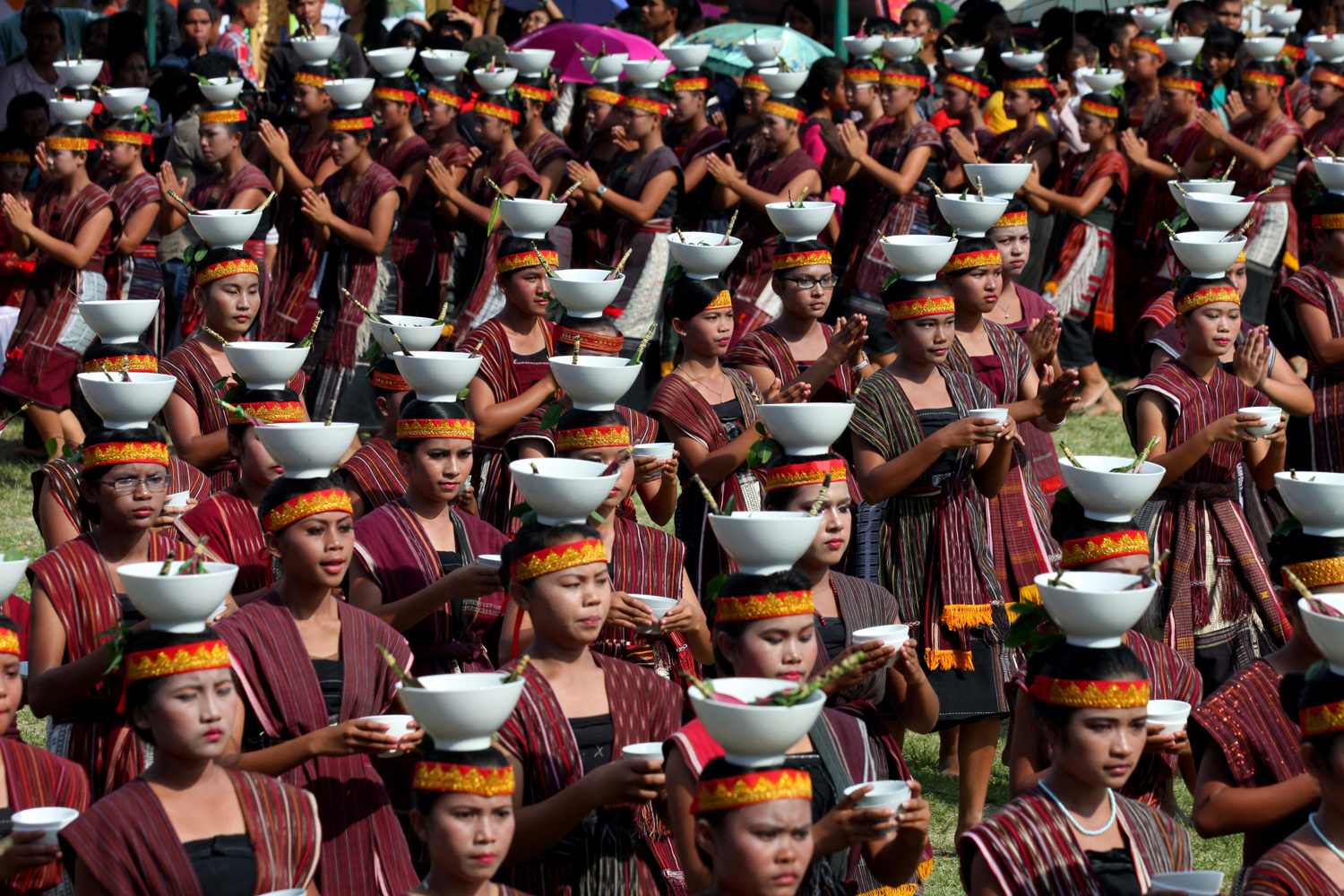 20140918_003650_tari-tor-tor-cawan-buka-festival-danau-toba.jpg