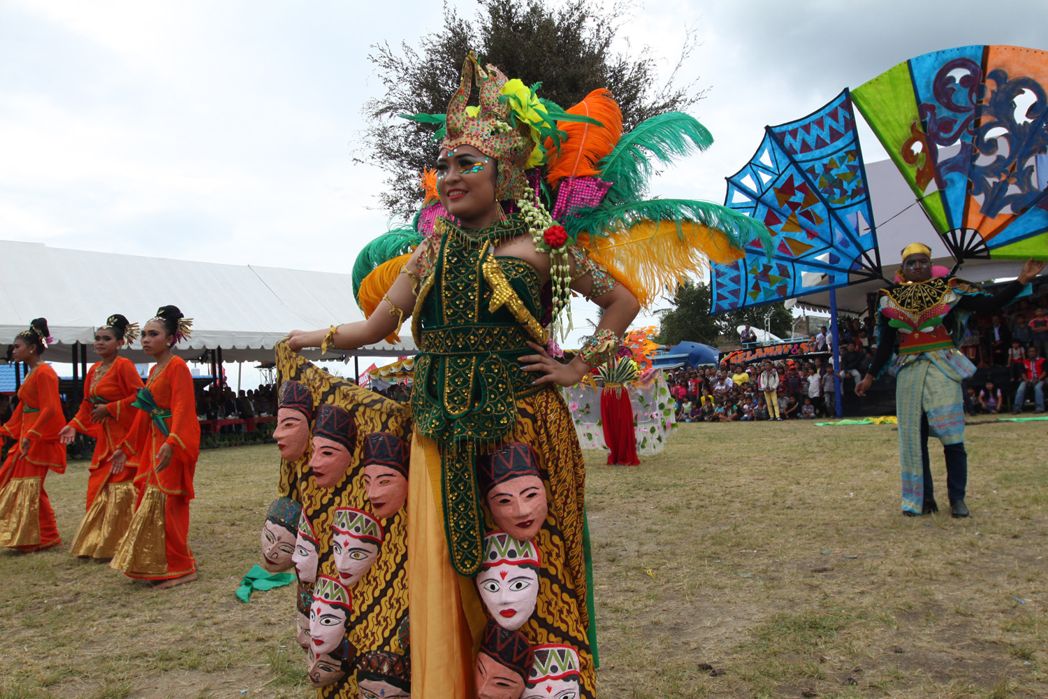 20140921_195433_tari-10-etnis-di-festival-danau-toba.jpg