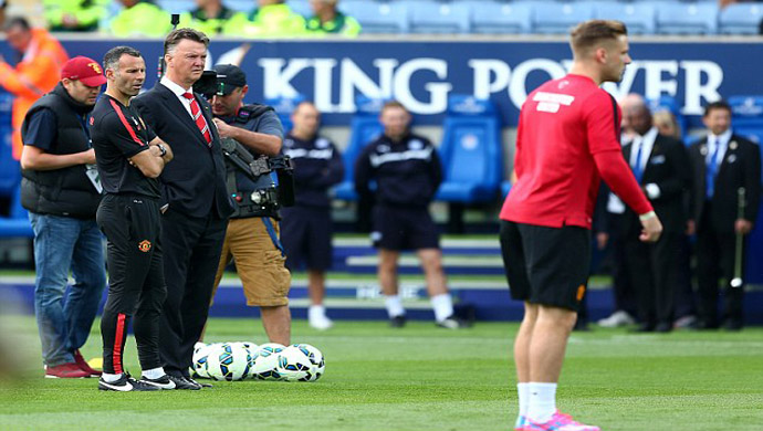 20140926_043325_louis-van-gaal-dan-ryan-giggs-awasi-latihan-manchester-united.jpg