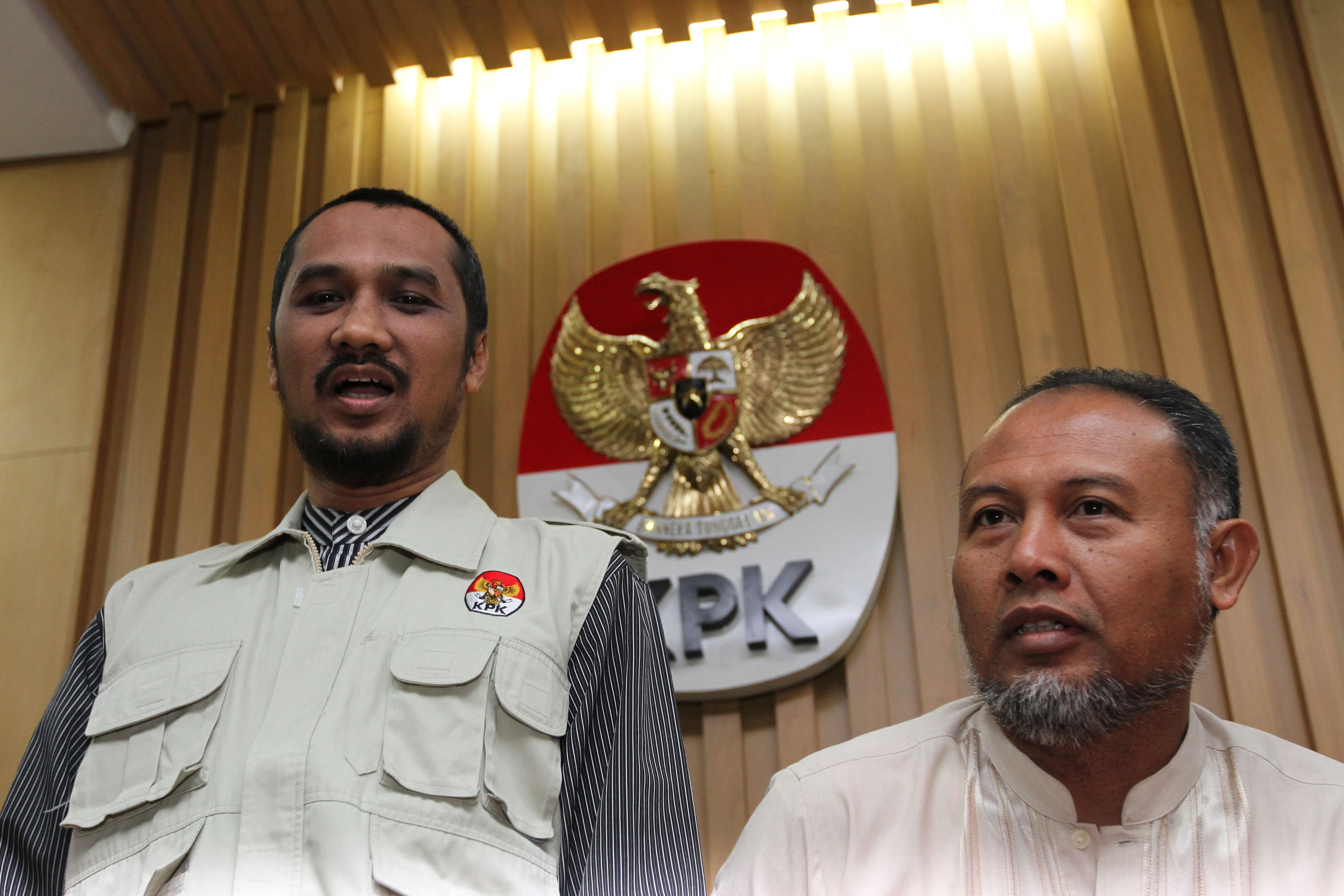 20140926_181410_kpk-gelar-ott-annas-maamun-dan-gulat-manurung.jpg