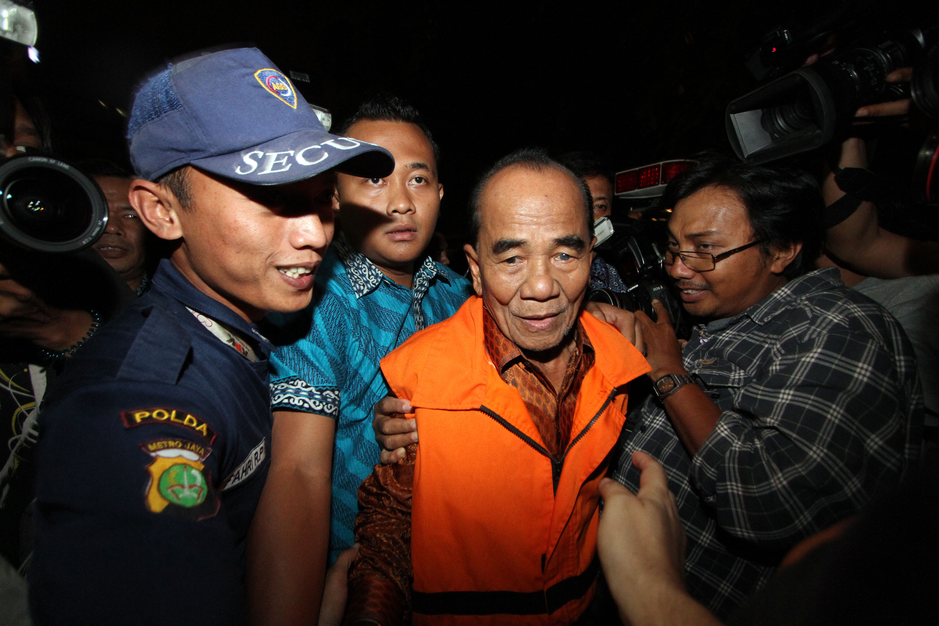 20140926_201158_gubernur-riau-annas-maamun-ditahan-kpk.jpg