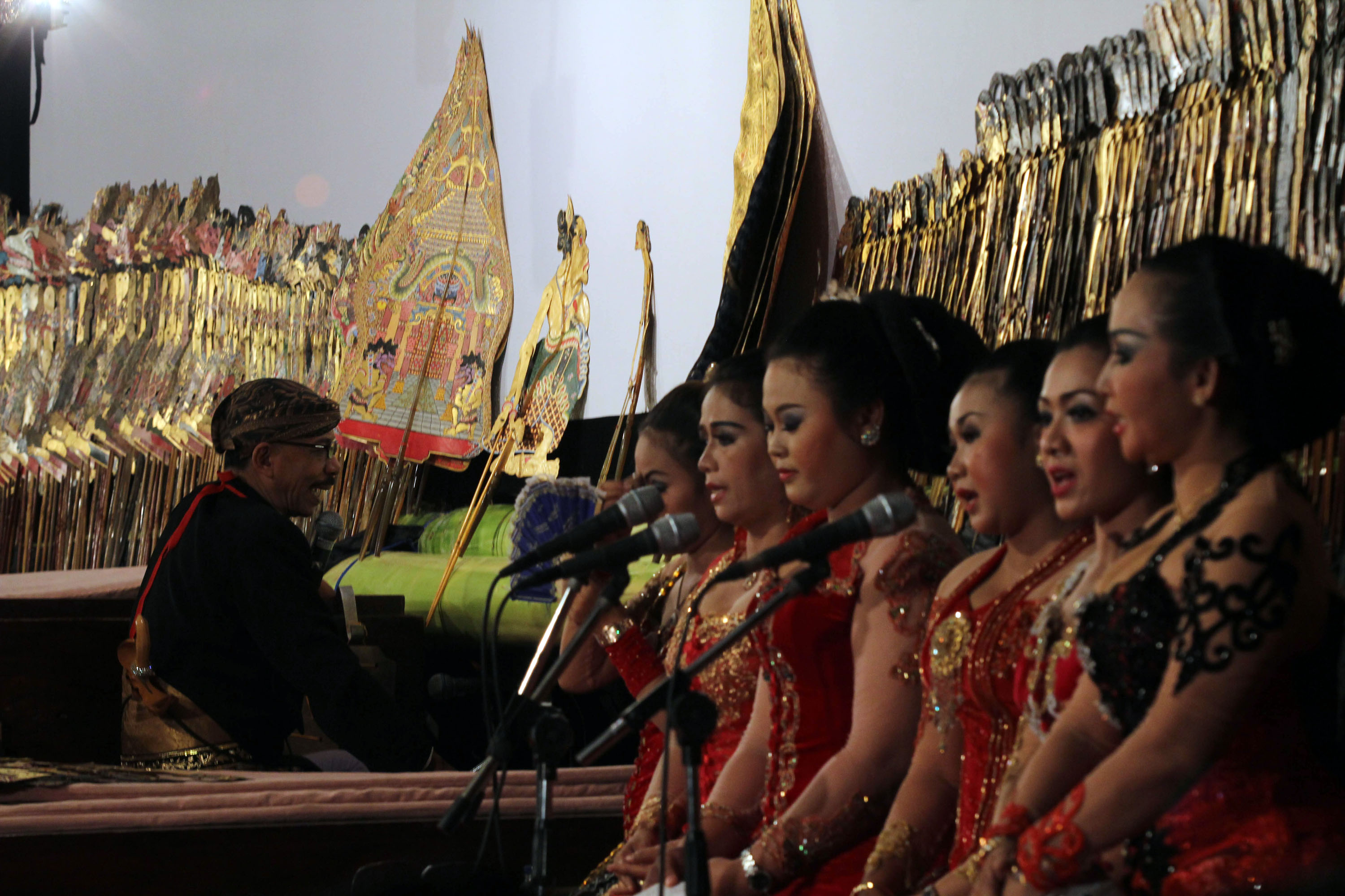 20140927_214509_pagelaran-wayang-kulit-syukuran-jokowi-jk.jpg