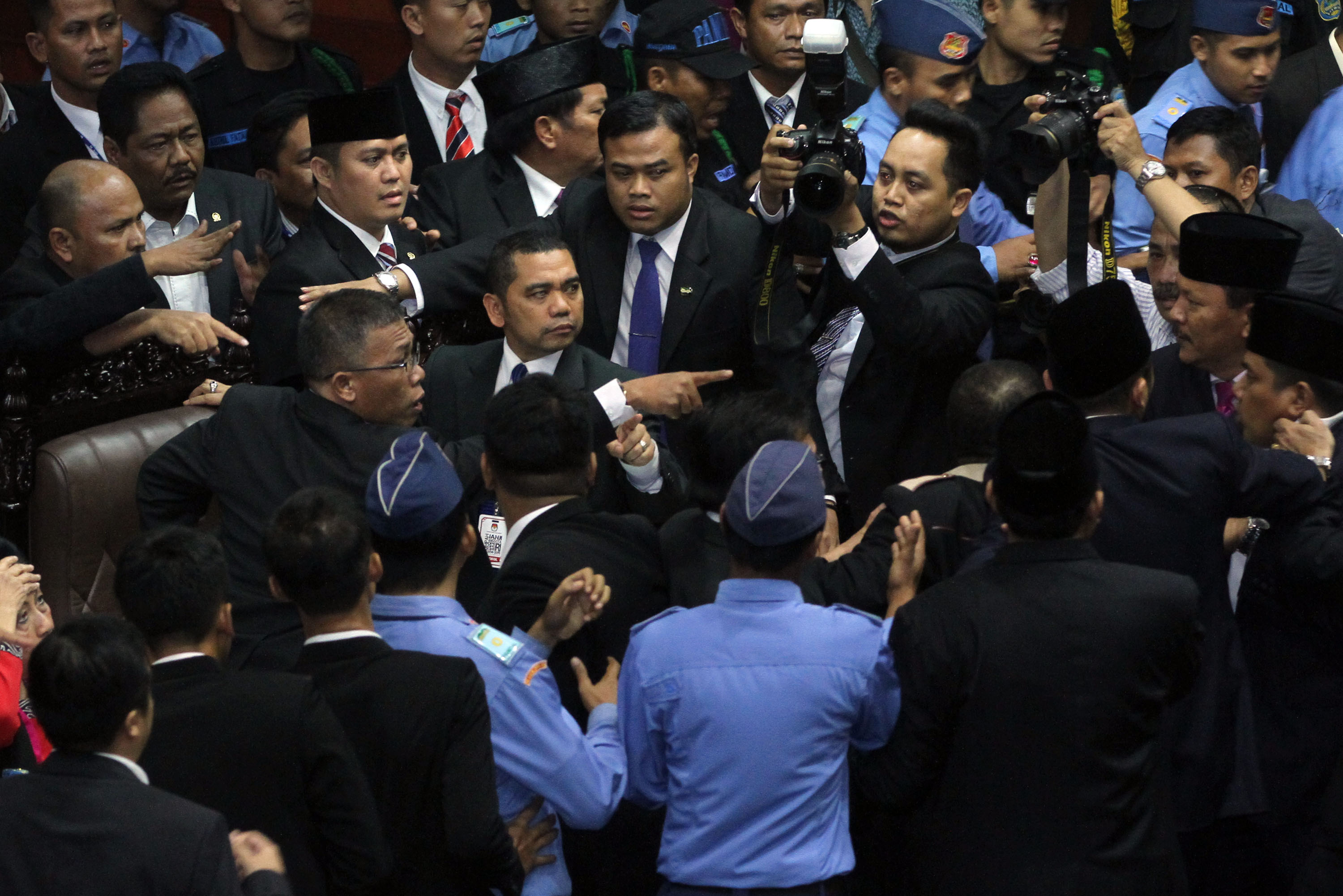 20141002_040354_paripurna-pemilihan-pimpinan-dpr-ri-rusuh.jpg