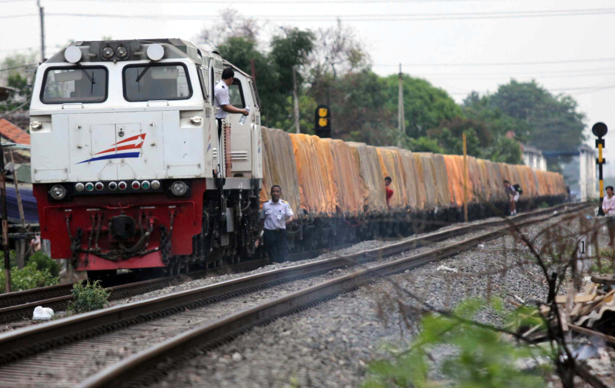 20141003_150051_kereta-barang-mogok-di-perlintasan.jpg