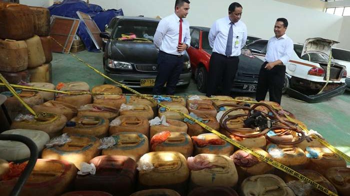 20141014_180237_barang-bukti-solar-bersubsidi-yang-ditimbun.jpg