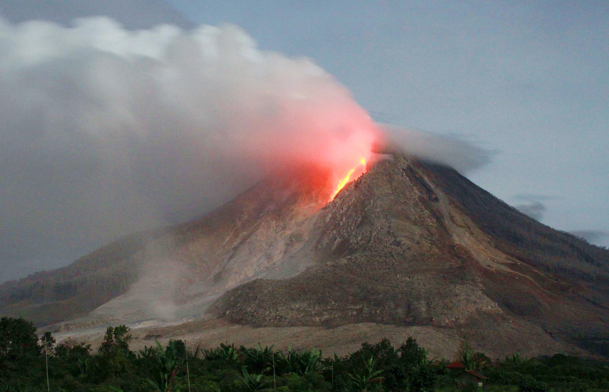 20141014_221041_gunung-sinabung-kembali-meletus.jpg