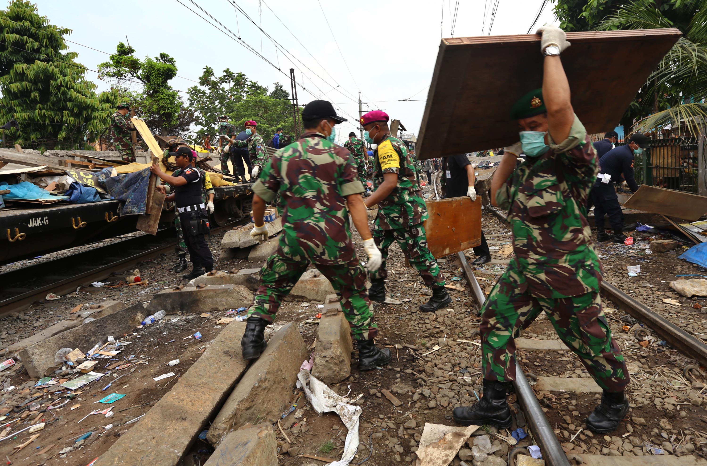 20141014_222309_bangunan-liar-di-bantaran-rel-senen-dibongkar.jpg