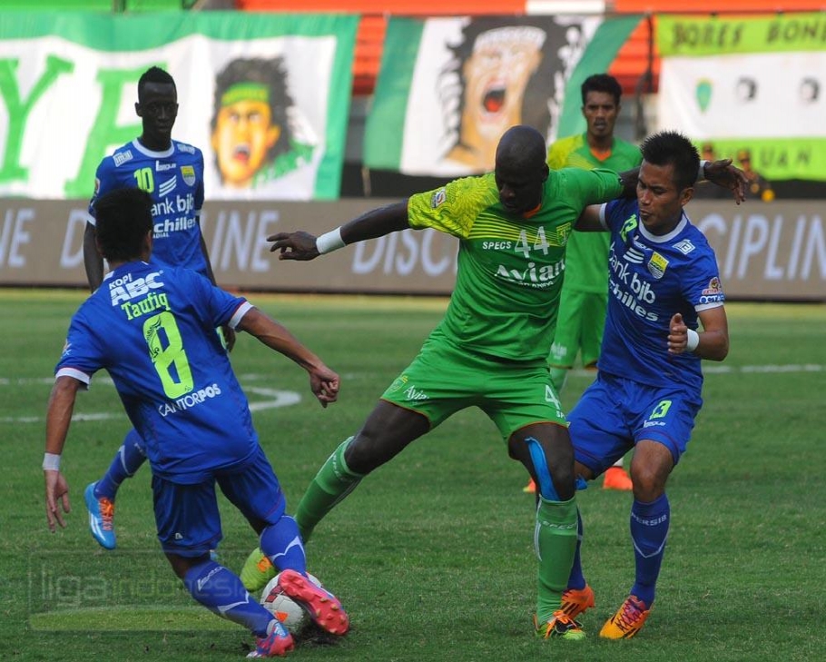 20141015_083625_ok-john-onorionde-kughegbe-agung-pribadi-persebaya-persib.jpg