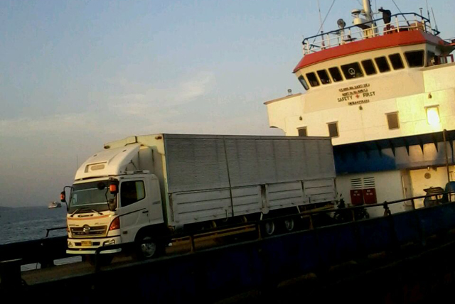 20141031_085024_pelabuhan-penyeberangan-kapal-feri-truk-barang-logistik.jpg