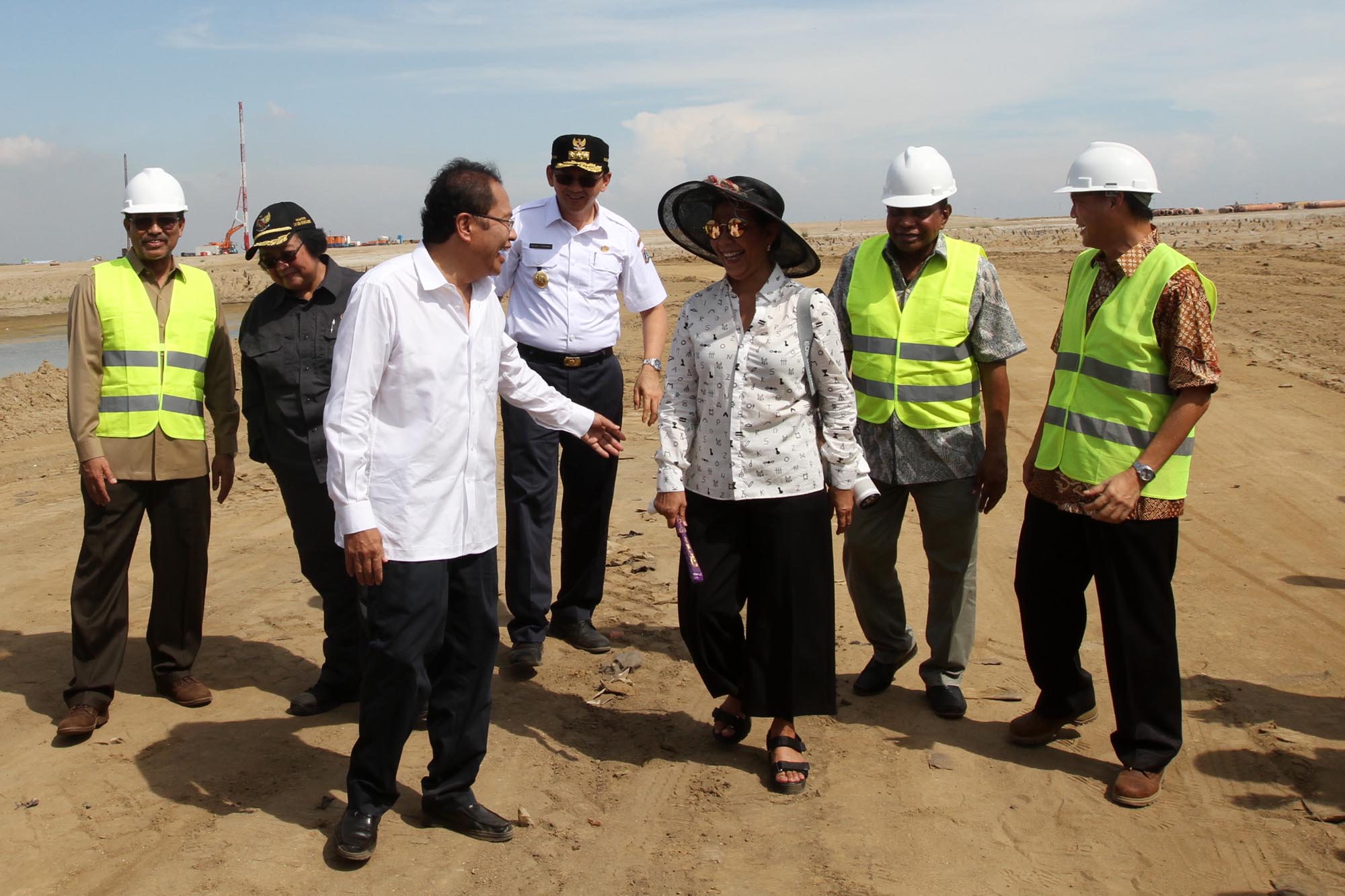3-menteri-dan-gubernur-dki-tinjau-reklamasi-teluk-jakarta_20160505_021918.jpg