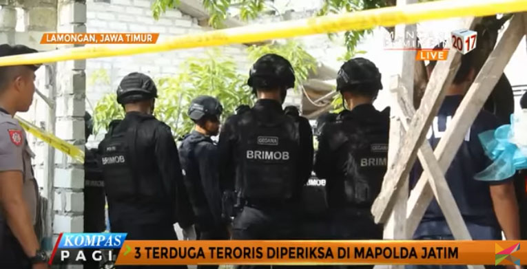 3-terduga-teroris-di-lamongan-diperiksa-polda-jatim_20170408_175512.jpg