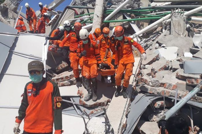 4-hari-tertimbun-beton-karena-gempa-palu-pria-ini-akhirnya-berhasil-diselamatkan_20181002_093315.jpg