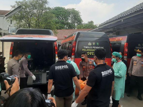 41-jenazah-dibawa-ke-rs-polri-kramat-jati-bergantian.jpg