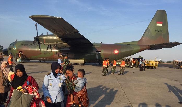 51-orang-pengungsi-terdampak-konflik-wamena-papua-tiba-di-landasan-udara-halim.jpg