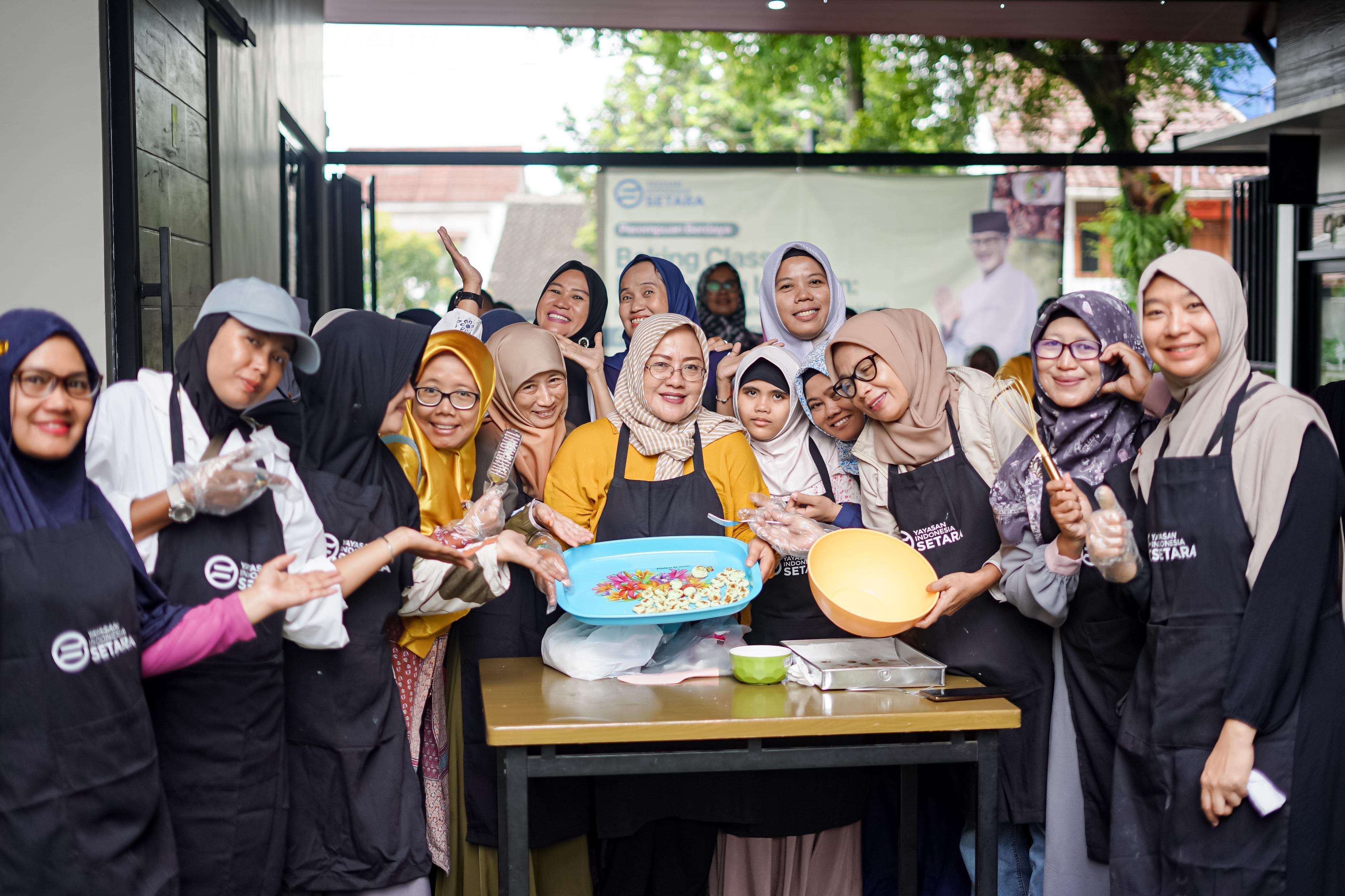 Jelang Lebaran, Sandi Uno Latih Para Ibu di Depok Buat Kue dan Pengetahuan AI