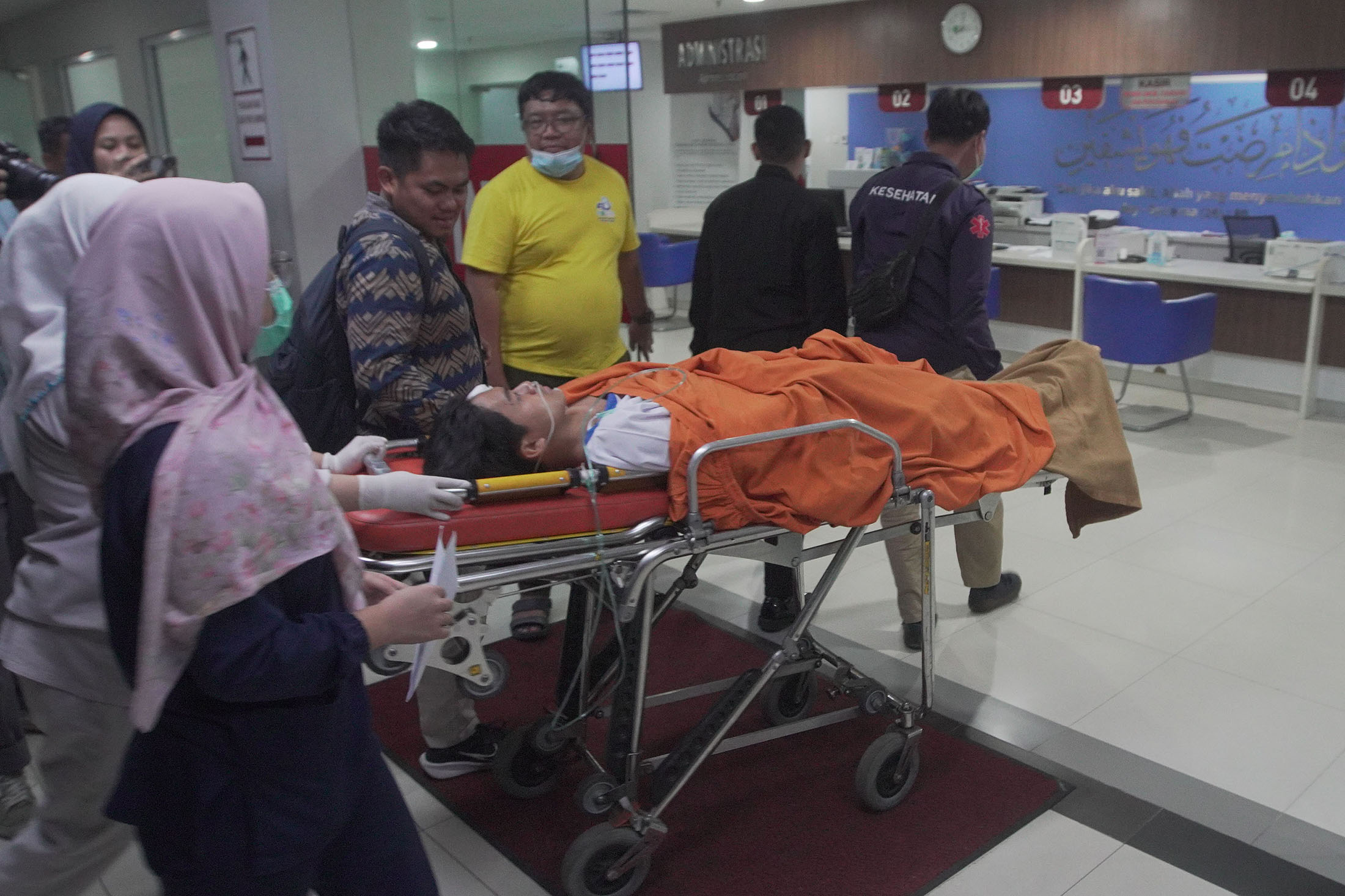 7-Korban-Ledakan-SMAN-72-Dibawa-Ke-RS-Yarsi_20251107_232100.jpg