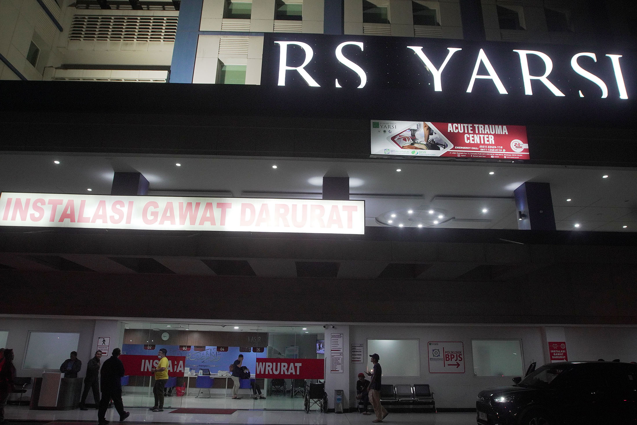 7-Korban-Ledakan-SMAN-72-Dibawa-Ke-RS-Yarsi_20251107_232237.jpg