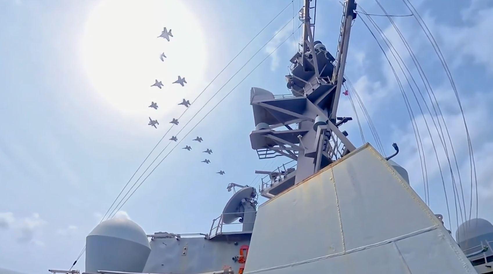 AS VS IRAN - Tangkap layar video yang diunggah CENTCOM pada 8 Juli 2026, memperlihatkan armada militer AS melakukan patroli di Timur Tengah.