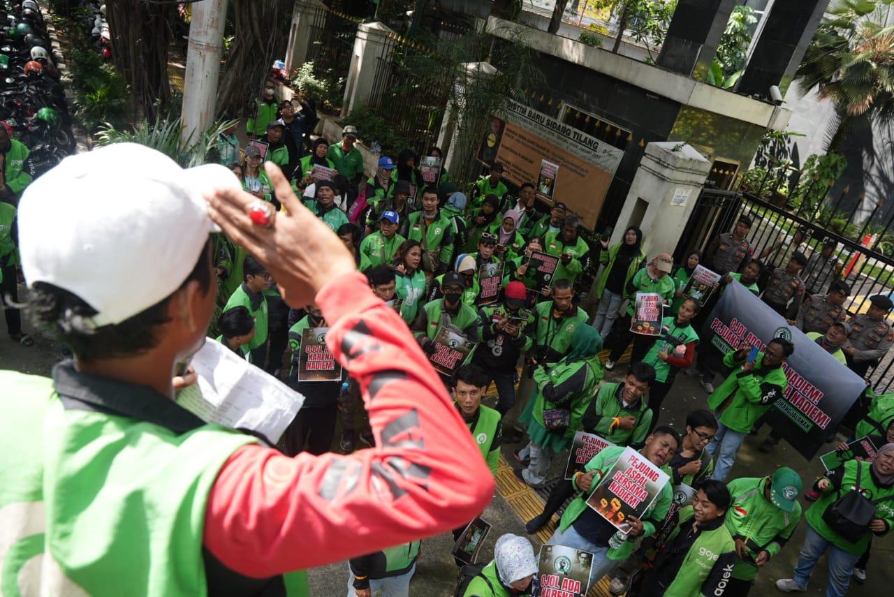 Artis, Guru Besar UGM Sampai Driver Ojol Hadiri Sidang Eksepsi Nadiem Makarim