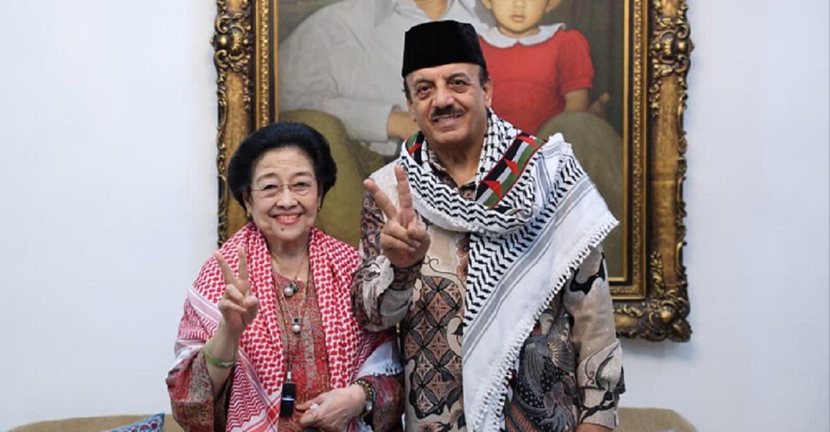 Momen Dubes Palestina Selempangkan Keffiyeh Merah ke Megawati Soekarnoputri: Beri Simbol Victory