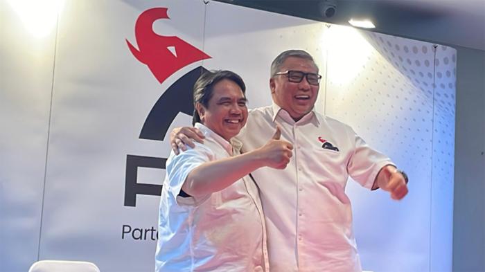 ADE ARMANDO MUNDUR DARI PSI - Pegiat media sosial (medsos) Ade Armando (kiri) dan Ketua Harian PSI, Ahmad Ali (kanan) berfoto usai memberikan keterangan terkait pengunduran diri Ade Armando dari PSI di Kantor DPP PSI, Jakarta, Selasa (5/5/2026). Ade Armando mundur lantaran serangan dari berbagai polemik atas pernyataannya itu berdampak kepada tubuh partai.