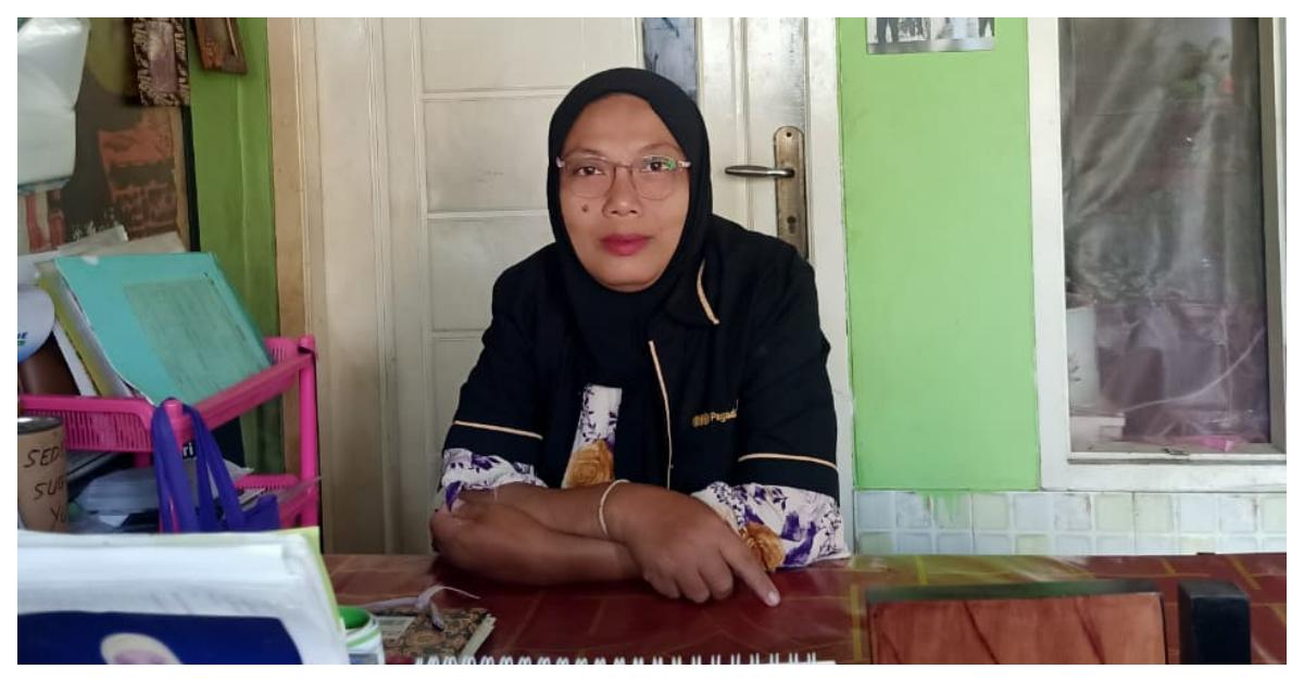 AGEN PEGADAIAN - Agen Pegadaian, Rini Wulandari berada di kiosnya yang berada di Perumahan Griya Bekasi Permai, Telajung, Kecamatan Cikarang Barat, Kabupaten Bekasi, Jawa Barat. (ISTIMEWA/RINI WULANDARI)